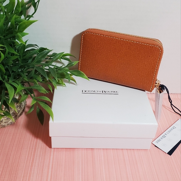 Dooney & Bourke Saffiano, Zip Around Credit Card Case/ color Natural - Picture 6 of 8